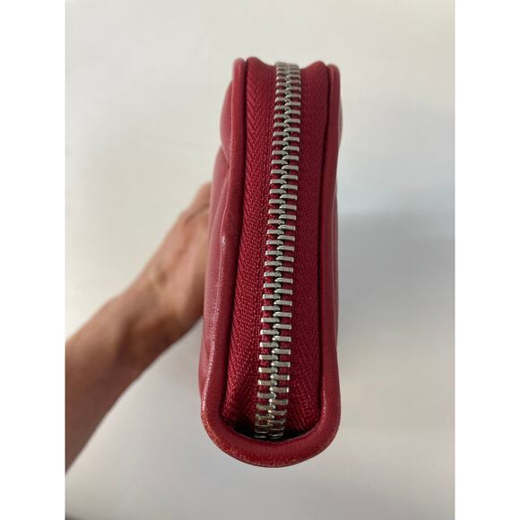 MICHAEL KORS, LARGE RED LEATHER QUILTED ZIP AROUND WALELT - Picture 9 of 16